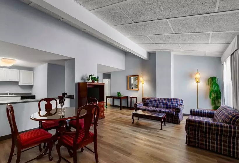 בית מלון כפרי Clarion Inn Falls Church-Arlington