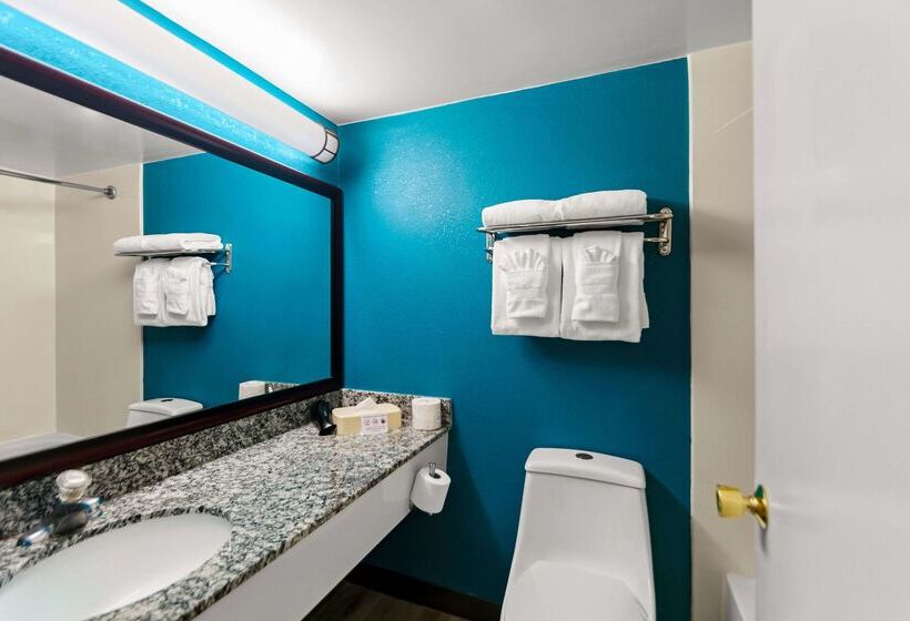 בית מלון כפרי Clarion Inn Falls Church-Arlington