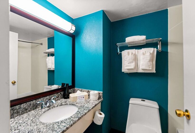 בית מלון כפרי Clarion Inn Falls Church-Arlington