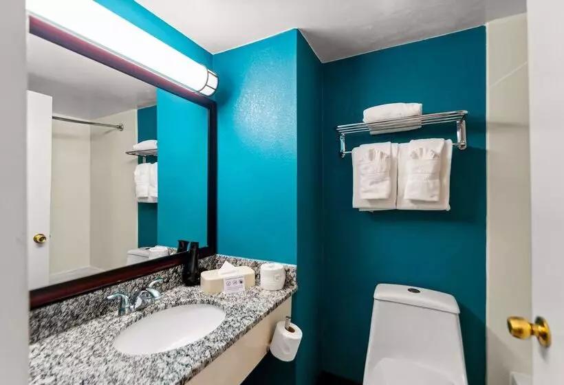 בית מלון כפרי Clarion Inn Falls Church-Arlington