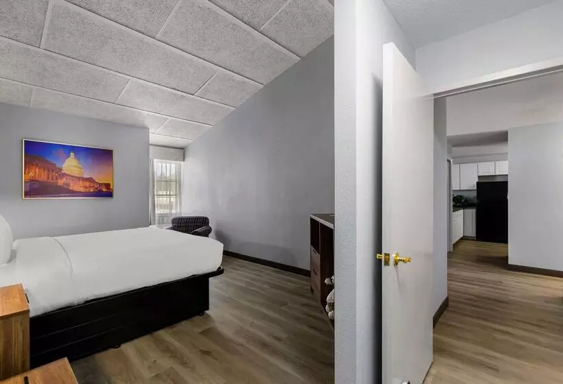 בית מלון כפרי Clarion Inn Falls Church-Arlington