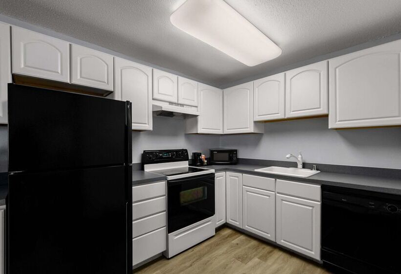 בית מלון כפרי Clarion Inn Falls Church-Arlington