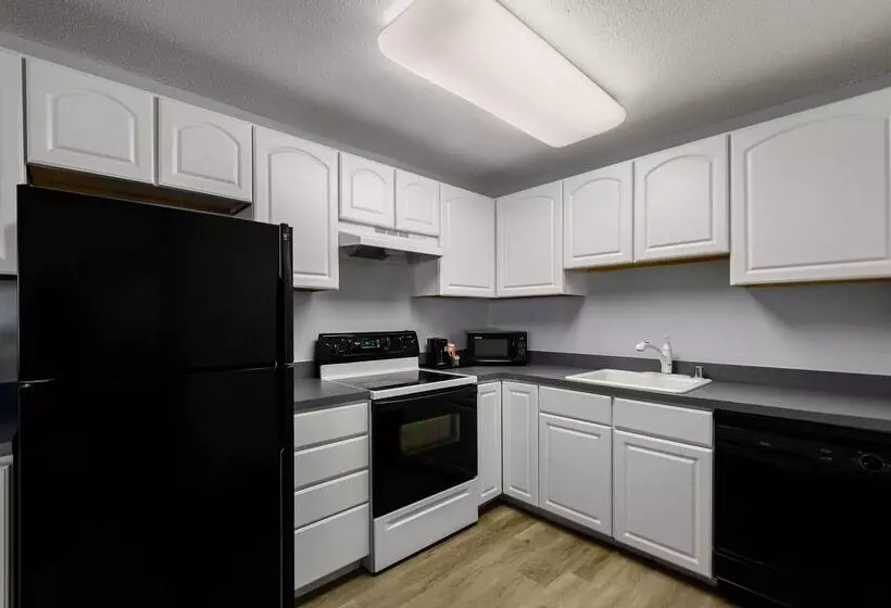 בית מלון כפרי Clarion Inn Falls Church-Arlington