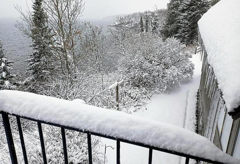 ホテル Cliff Dweller On Lake Superior