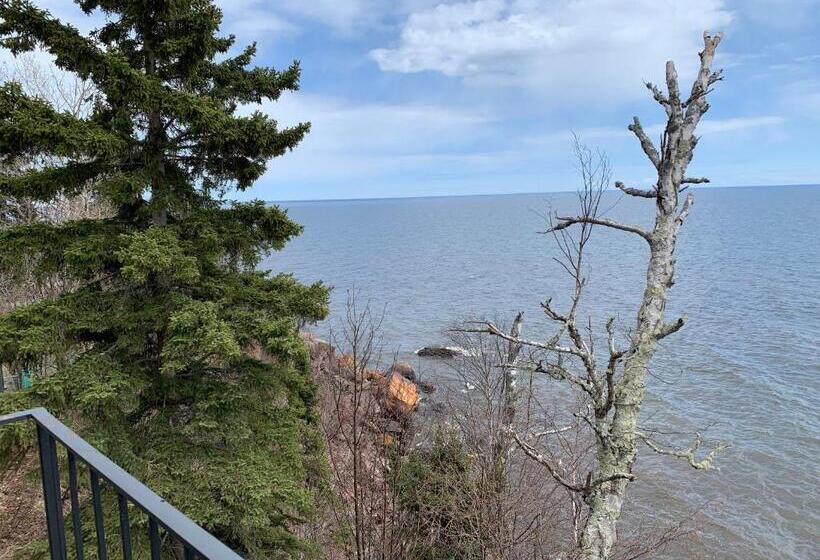 ホテル Cliff Dweller On Lake Superior