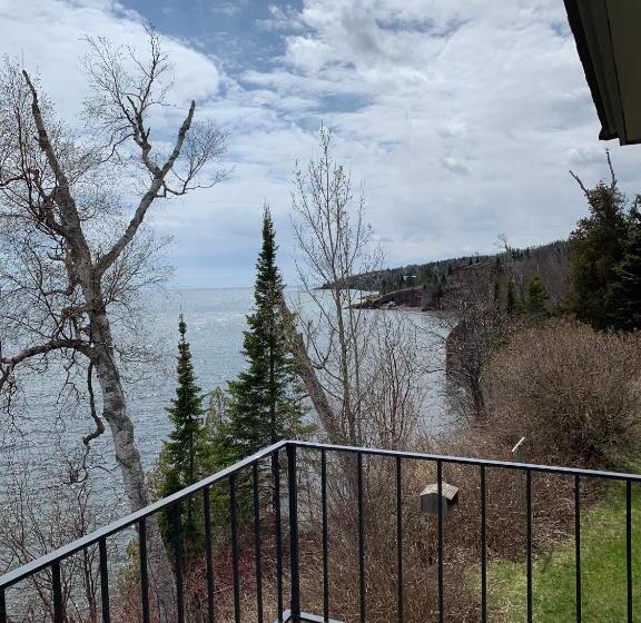 ホテル Cliff Dweller On Lake Superior