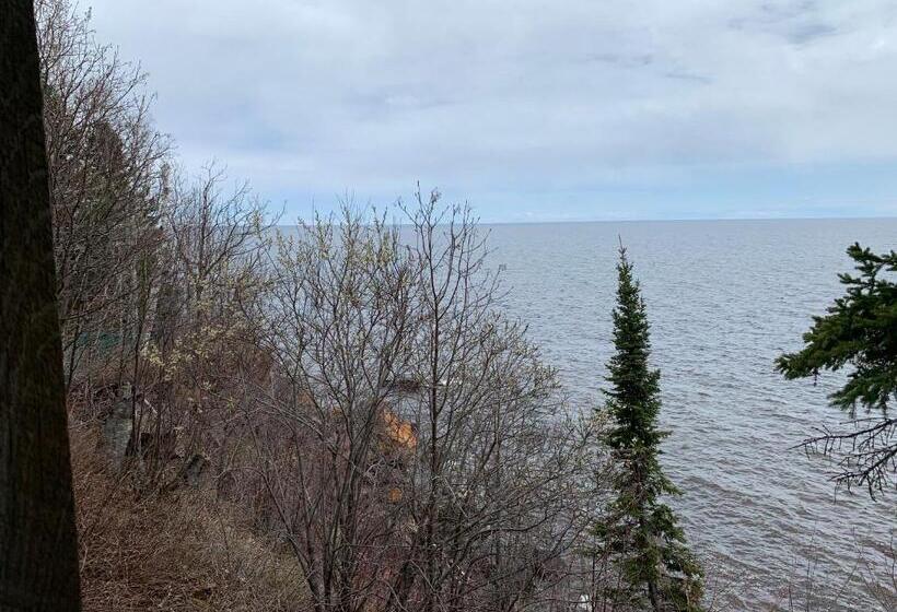 ホテル Cliff Dweller On Lake Superior