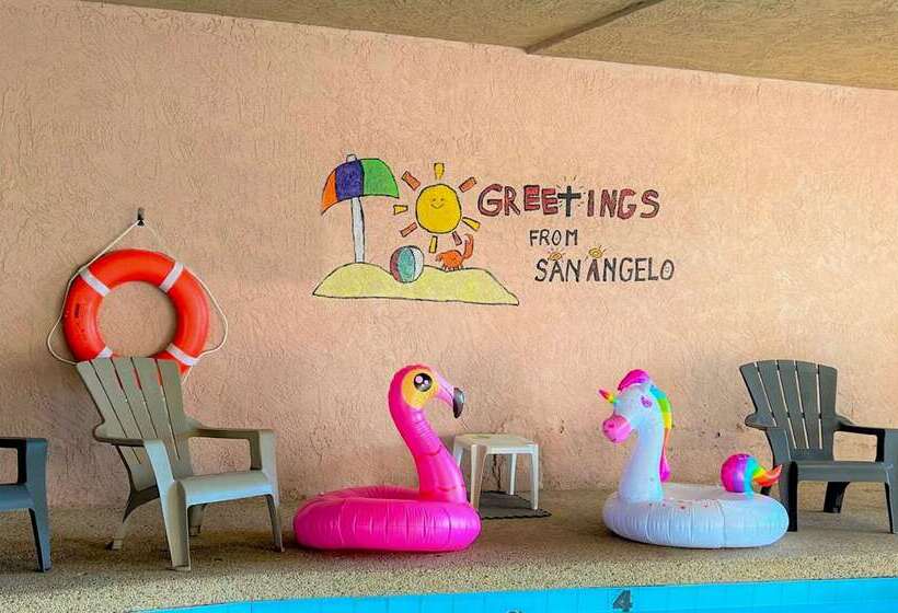 בית מלון כפרי Econo Lodge