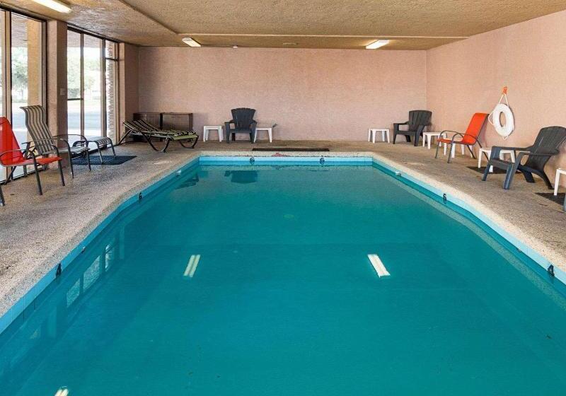 בית מלון כפרי Econo Lodge