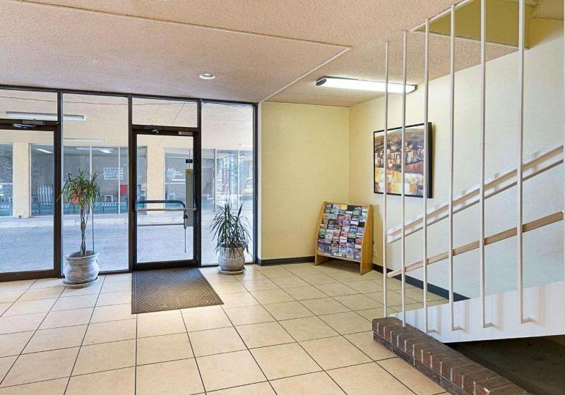 בית מלון כפרי Econo Lodge