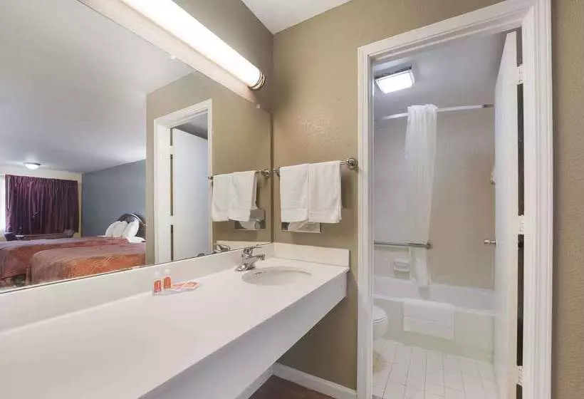 Отель Econo Lodge