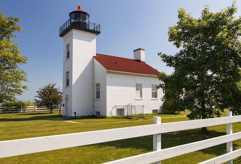 هتل Magnuson Grand Pioneer Inn And Suites