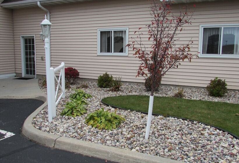 هتل Magnuson Grand Pioneer Inn And Suites