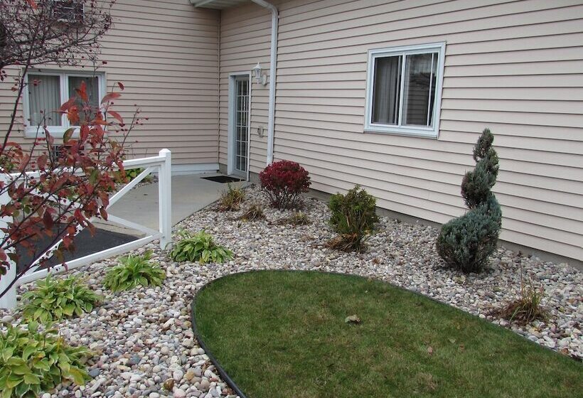 هتل Magnuson Grand Pioneer Inn And Suites