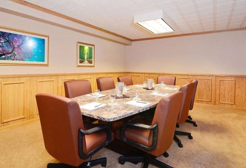 هتل Magnuson Grand Pioneer Inn And Suites