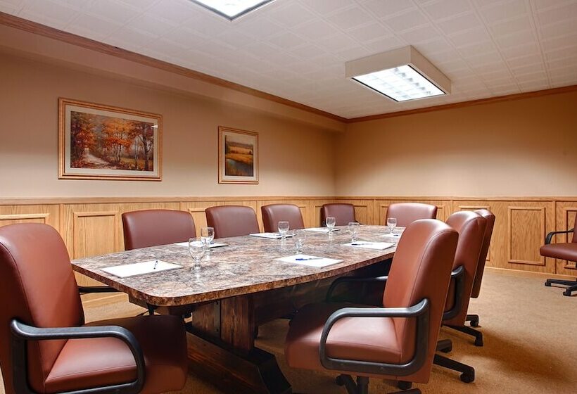 هتل Magnuson Grand Pioneer Inn And Suites