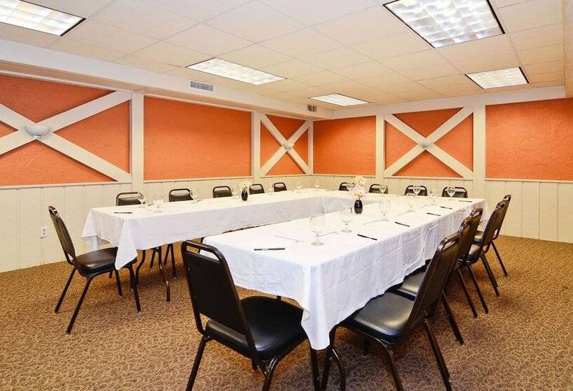 هتل Magnuson Grand Pioneer Inn And Suites