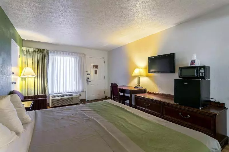 בית מלון כפרי Americas Best Value Inn Edgewood