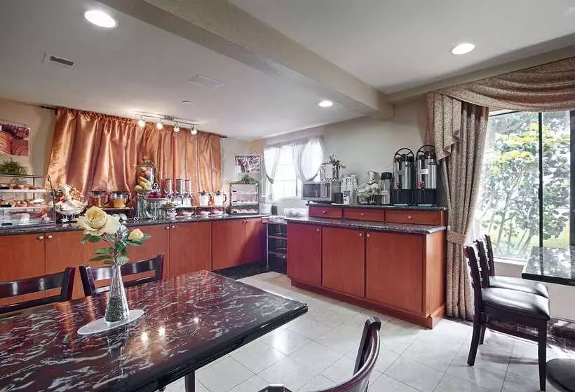 בית מלון כפרי Best Western Surf City