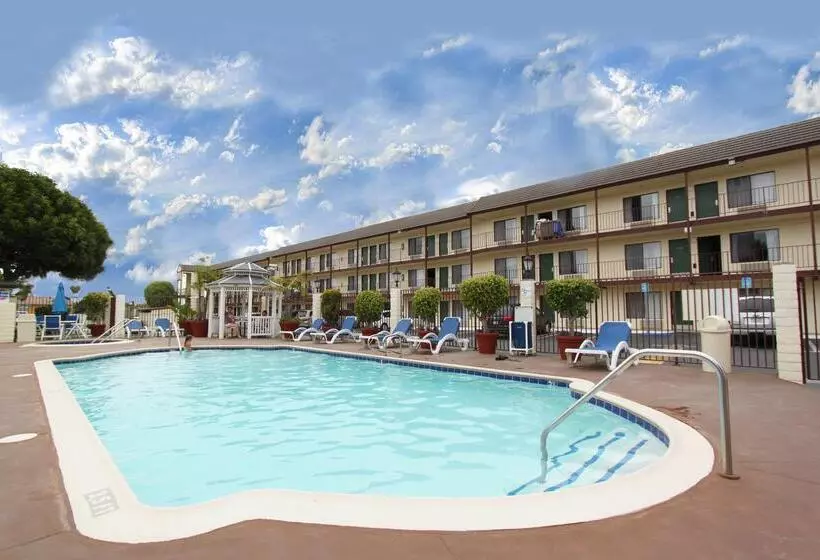 בית מלון כפרי Best Western Surf City