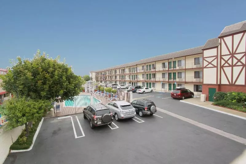 בית מלון כפרי Best Western Surf City