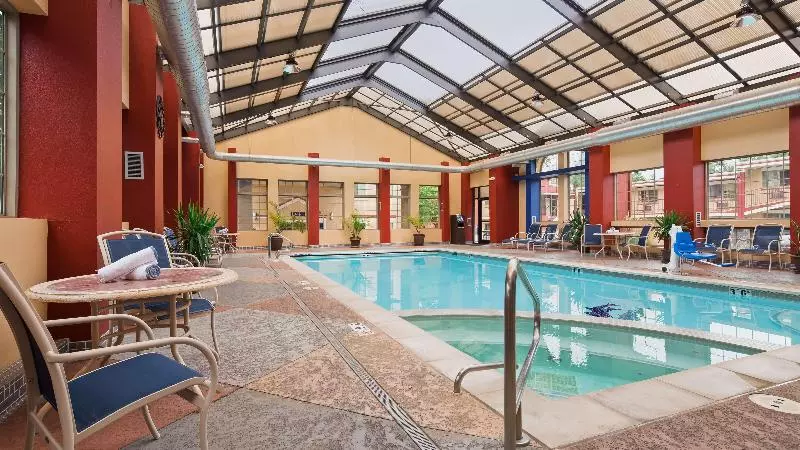 فندق Best Western University Inn