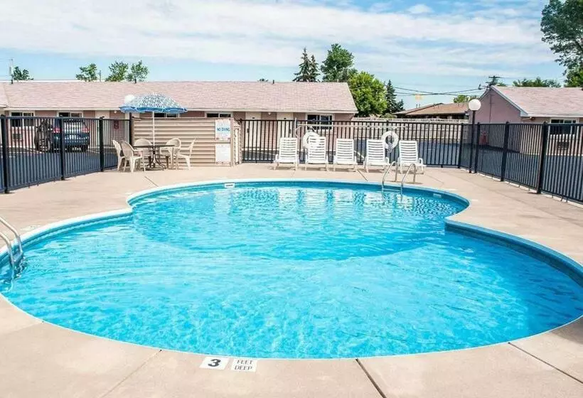 בית מלון כפרי Castle Inn & Suites Niagara Falls