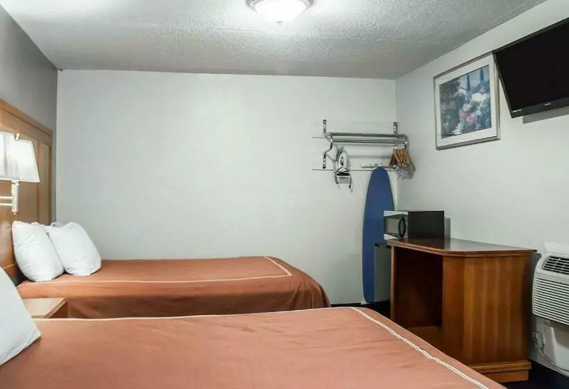 בית מלון כפרי Castle Inn & Suites Niagara Falls