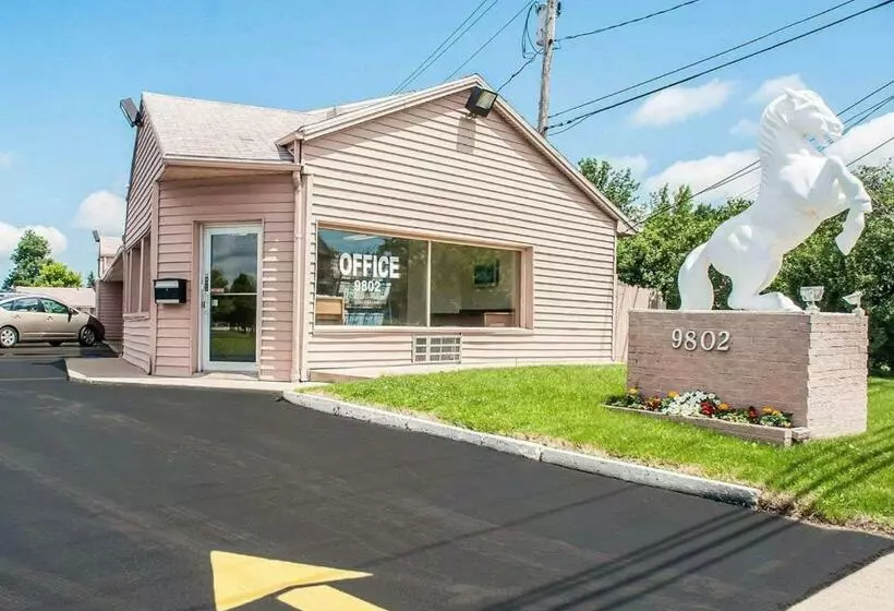 בית מלון כפרי Castle Inn & Suites Niagara Falls