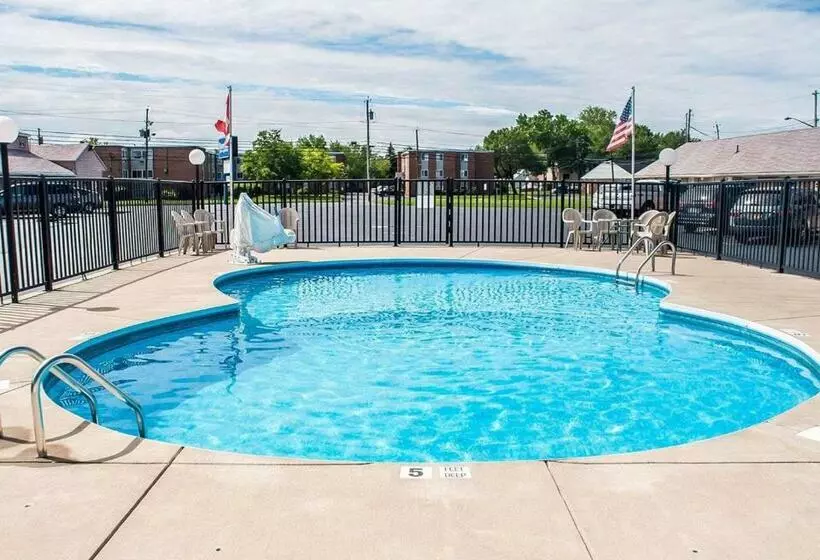 בית מלון כפרי Castle Inn & Suites Niagara Falls