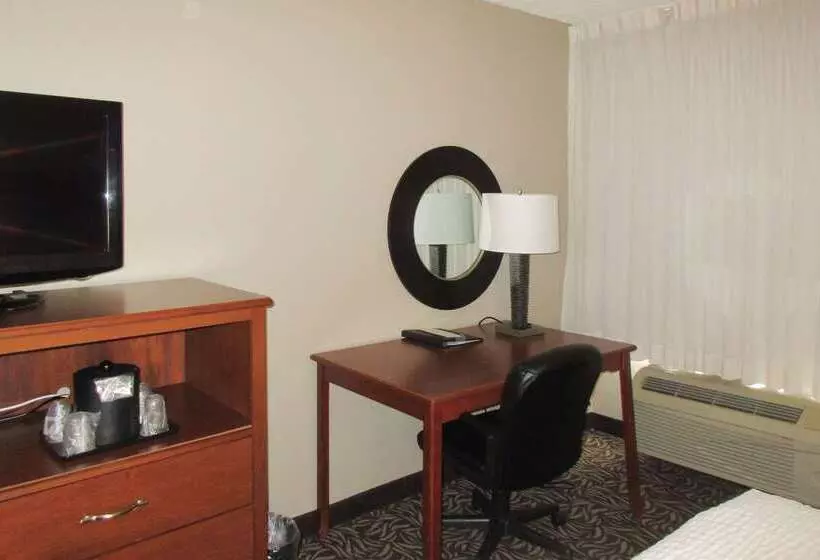 Szálloda Clarion Inn & Suites   University Area