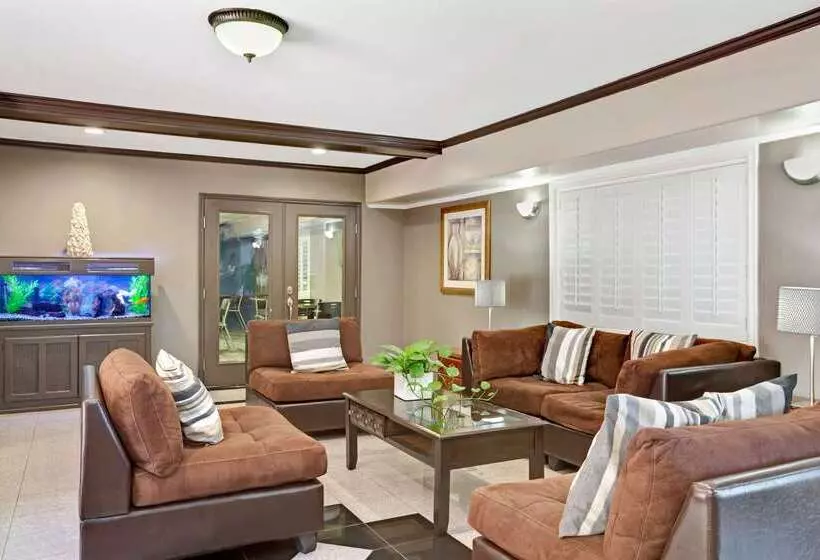 호텔 Days Inn By Wyndham West Covina