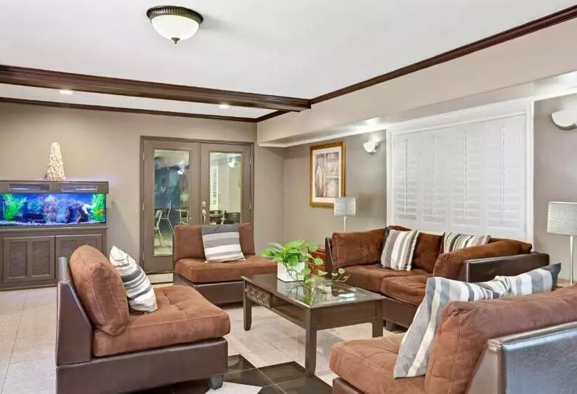 호텔 Days Inn By Wyndham West Covina