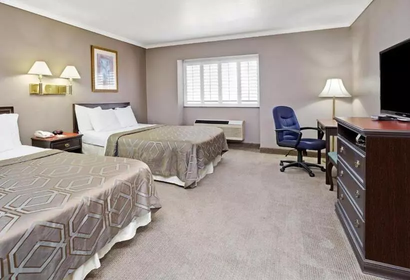 호텔 Days Inn By Wyndham West Covina