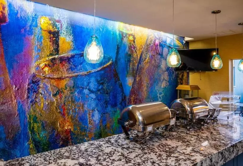 Отель Endeavor Inn & Suites, Trademark Collection By Wyndham