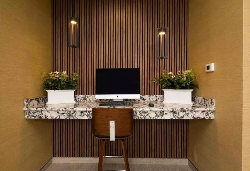 Отель Endeavor Inn & Suites, Trademark Collection By Wyndham