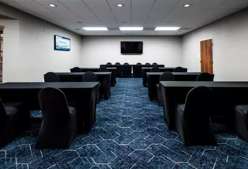 Отель Endeavor Inn & Suites, Trademark Collection By Wyndham