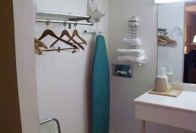 בית מלון כפרי Rodeway Inn