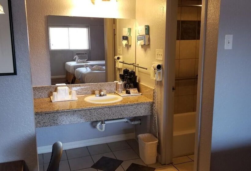 هتل Santa Fe Inn Pueblo