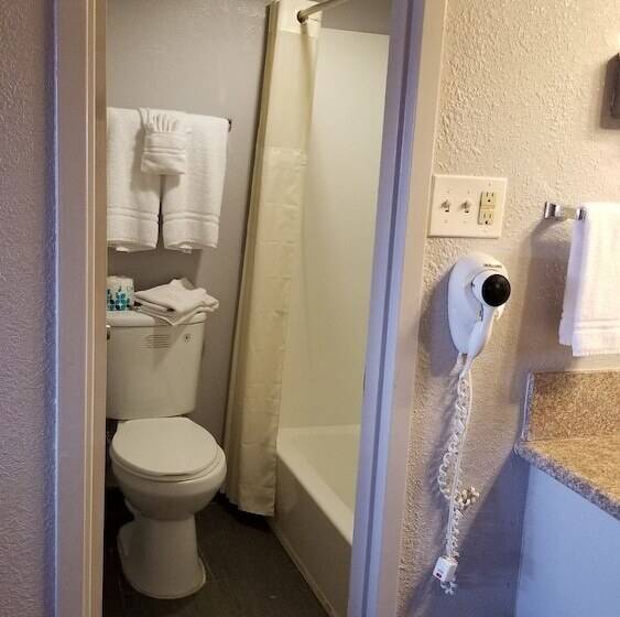 هتل Santa Fe Inn Pueblo