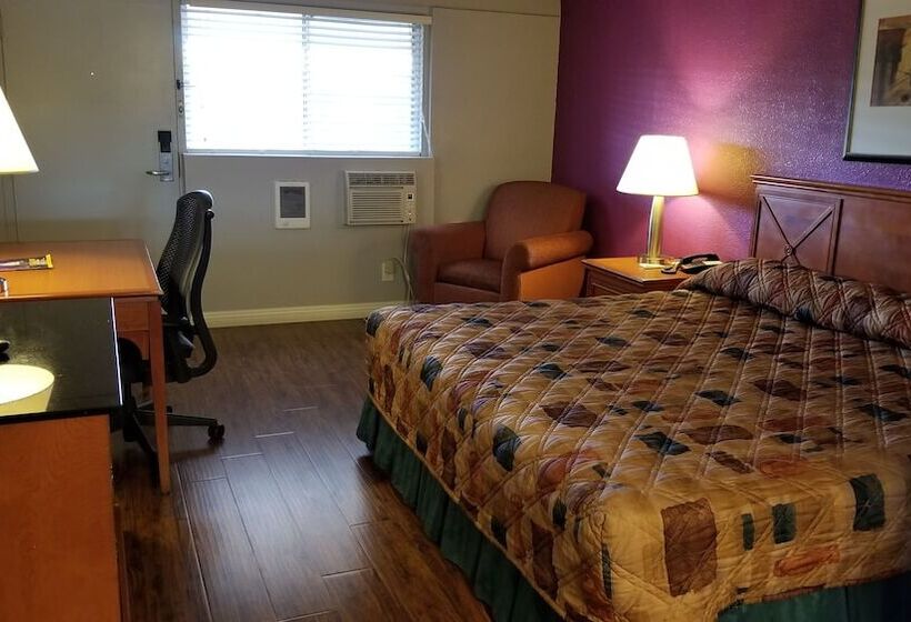 هتل Santa Fe Inn Pueblo