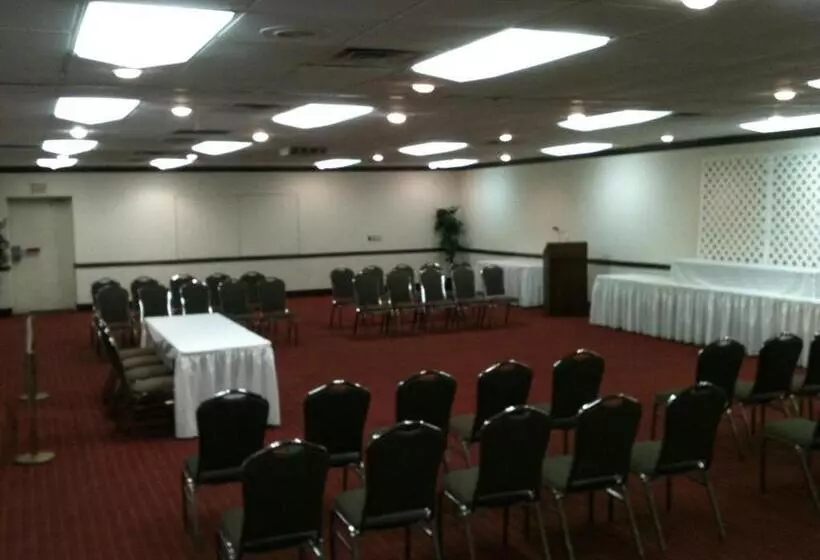 בית מלון כפרי Trade Winds Central Inn