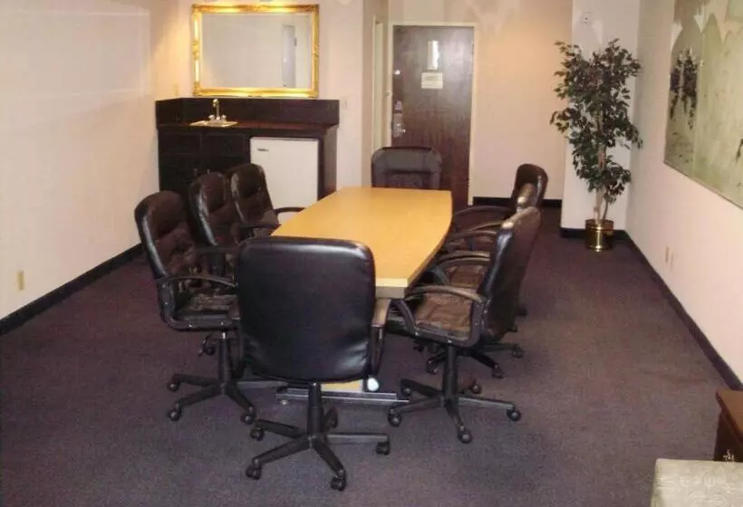 בית מלון כפרי Trade Winds Central Inn