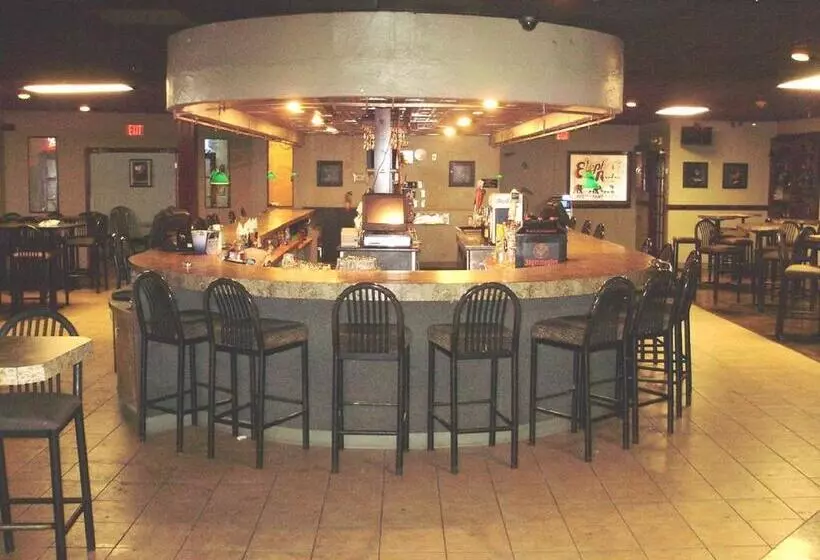 בית מלון כפרי Trade Winds Central Inn