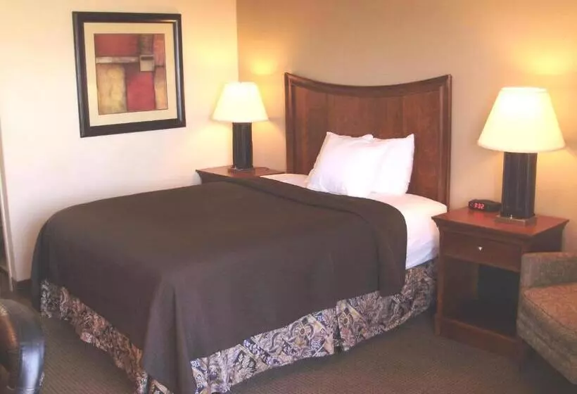 בית מלון כפרי Trade Winds Central Inn