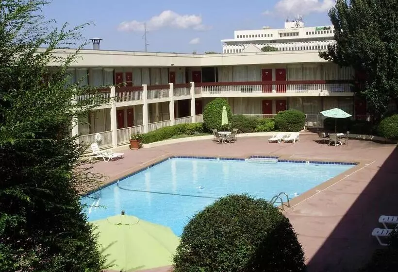 בית מלון כפרי Trade Winds Central Inn