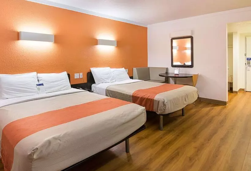 Motel 6 Tampa, Fl   Fairgrounds