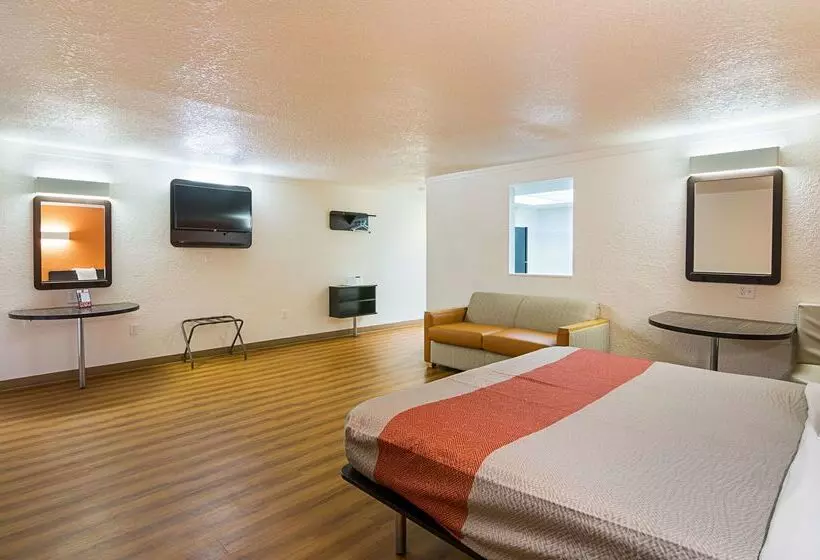 Motel 6 Tampa, Fl   Fairgrounds