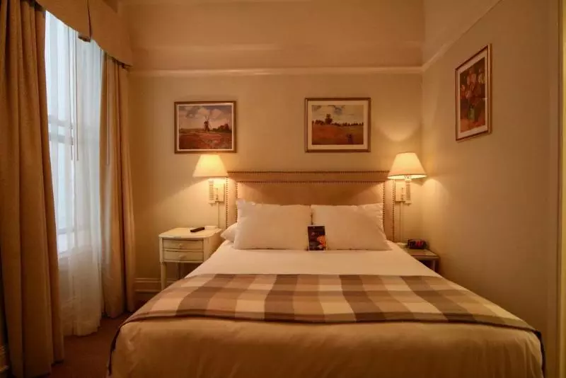 Cornell Hotel De France