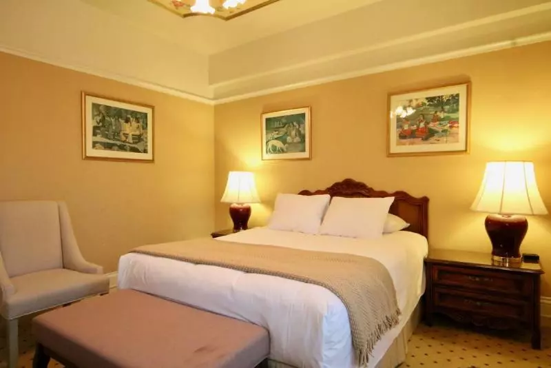 Cornell Hotel De France